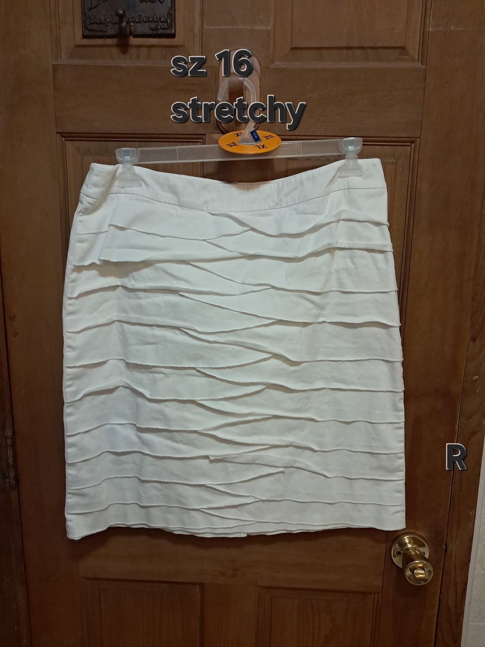 Larry Levine White Tiered Stretch Pencil Skirt